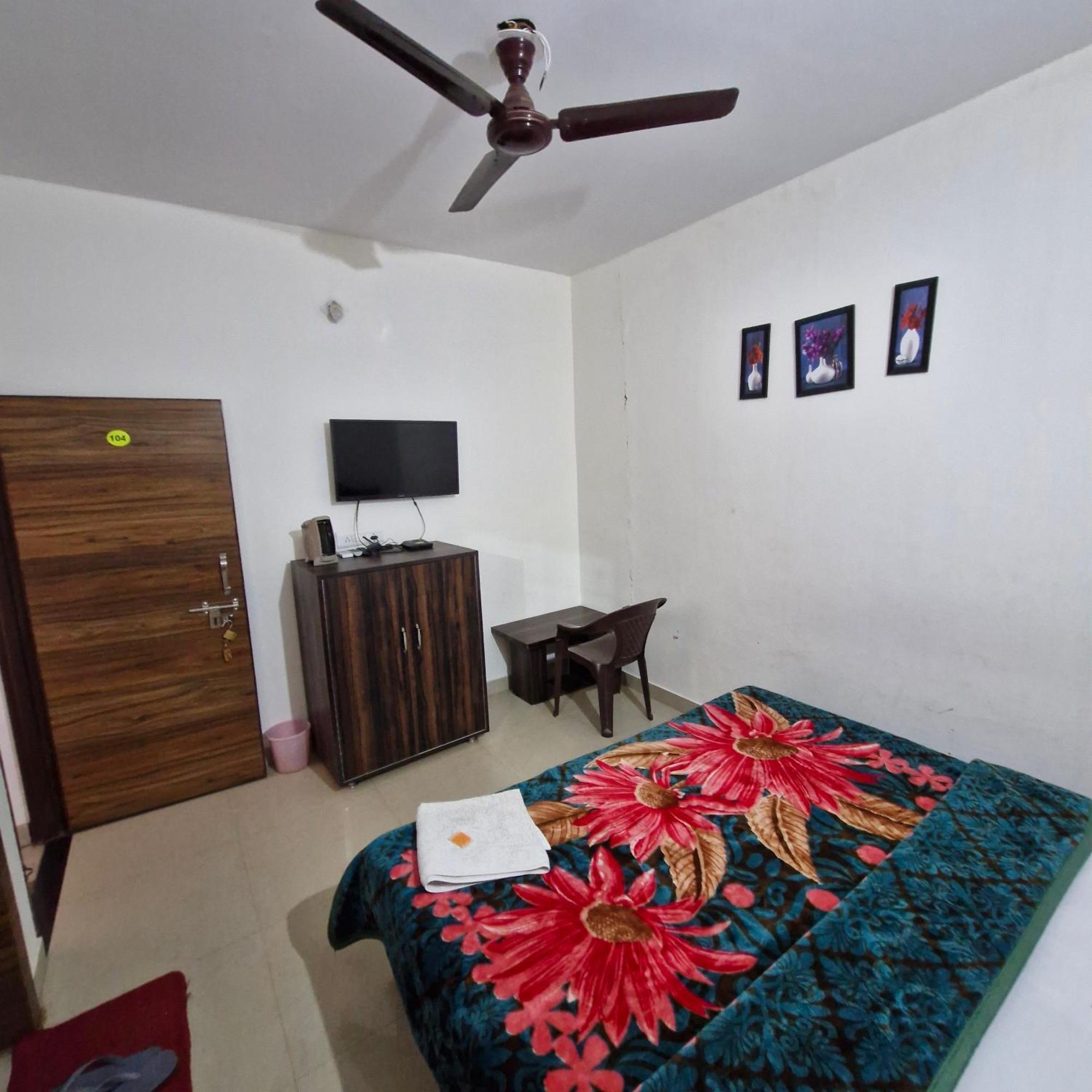 Saatvik Homestay Катра Номер фото