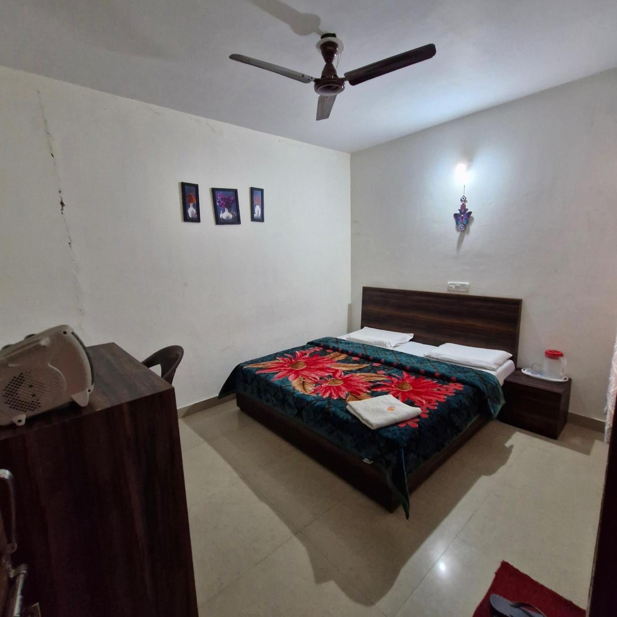 Saatvik Homestay Катра Номер фото